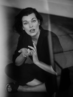 Milla Jovovich feet photo thumbnail