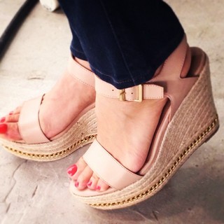 Lisa Robertson feet photo thumbnail