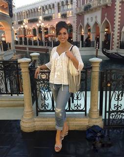 Lisa Robertson feet photo thumbnail