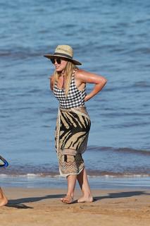 Hilary Duff feet photo thumbnail