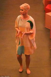 Katy Perry feet photo thumbnail