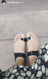 Sonam Kapoor feet photo thumbnail