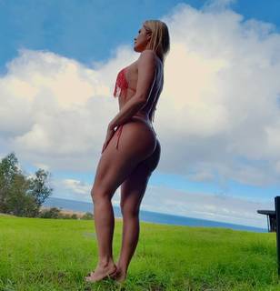 Lívia Andrade feet photo thumbnail