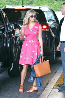 Reese Witherspoon feet photo thumbnail