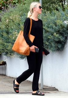 Julianne Hough feet photo thumbnail