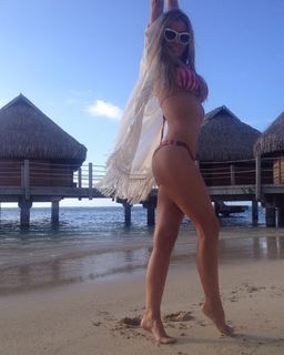 Carmen Electra feet photo thumbnail