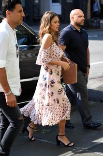 Jessica Alba feet photo thumbnail