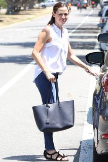 Jennifer Garner feet photo thumbnail
