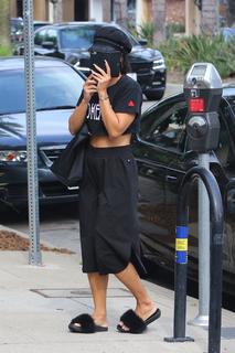Vanessa Hudgens feet photo thumbnail