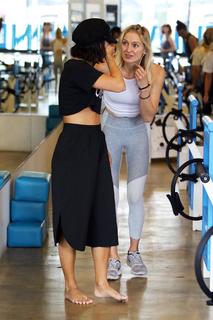 Vanessa Hudgens feet photo thumbnail