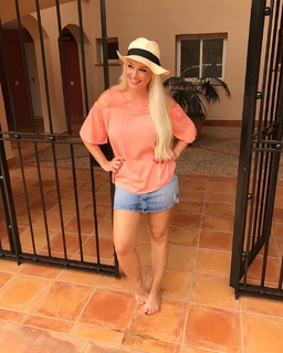 Daniela Katzenberger feet photo thumbnail