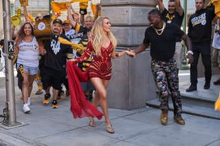 Carrie Underwood feet photo thumbnail