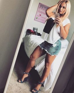 Amanda Saccomanno feet photo thumbnail