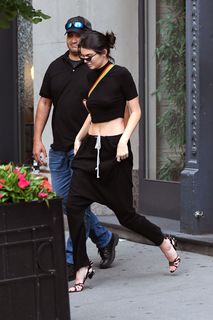 Kendall Jenner feet photo thumbnail