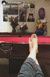 Sonam Kapoor feet photo thumbnail