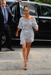 Halle Berry feet photo thumbnail