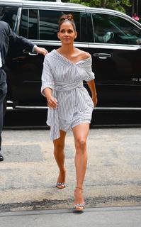 Halle Berry feet photo thumbnail