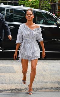 Halle Berry feet photo thumbnail