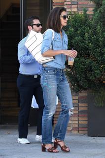 Katie Holmes feet photo thumbnail