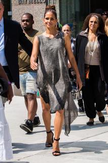 Halle Berry feet photo thumbnail