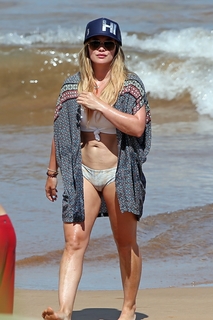Hilary Duff feet photo thumbnail