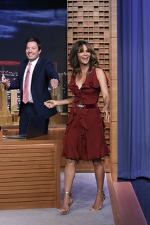 Halle Berry feet photo thumbnail