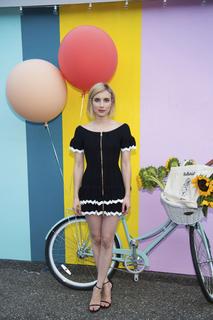 Emma Roberts feet photo thumbnail