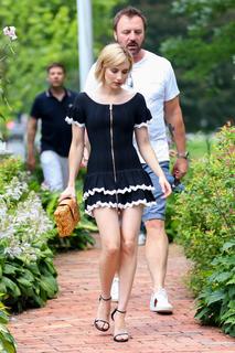 Emma Roberts feet photo thumbnail