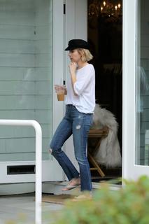 Emma Roberts feet photo thumbnail