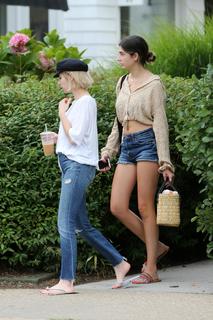 Emma Roberts feet photo thumbnail