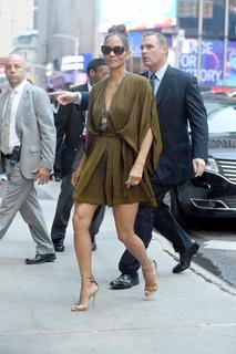 Halle Berry feet photo thumbnail