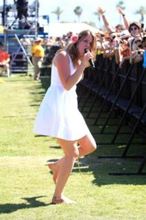 Joss Stone feet photo thumbnail