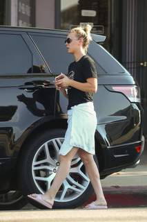 Kaley Cuoco feet photo thumbnail