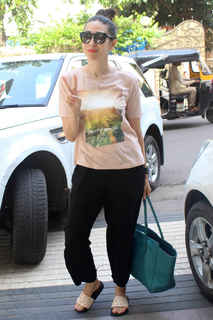 Karisma Kapoor feet photo thumbnail