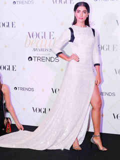 Pooja Hegde feet photo thumbnail