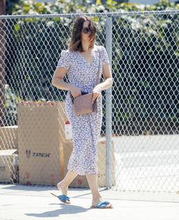Mandy Moore feet photo thumbnail