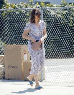 Mandy Moore feet photo thumbnail