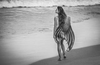 Isis Valverde feet photo thumbnail