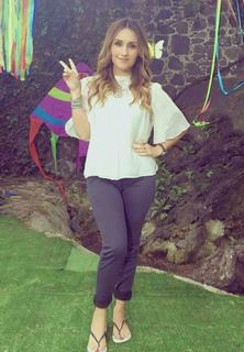 Dulce María feet photo thumbnail