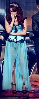 Dulce María feet photo thumbnail