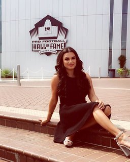 Joy Taylor feet photo thumbnail