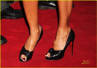 Elizabeth Hurley feet photo thumbnail