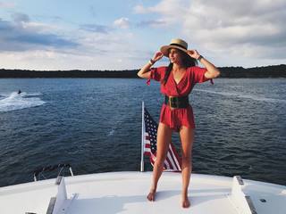 Taylor Hill feet photo thumbnail
