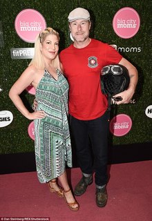 Tori Spelling feet photo thumbnail