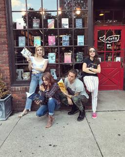 Emma Roberts feet photo thumbnail