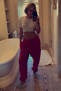 Sofia Richie feet photo thumbnail