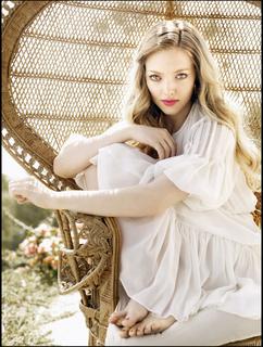 Amanda Seyfried feet photo thumbnail