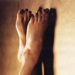 Hilary Swank feet photo thumbnail