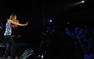 Joss Stone feet photo thumbnail
