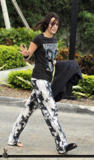 Miley Cyrus feet photo thumbnail